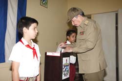 Raúl Castro, el primer elector en el colegio de su circunscripción.