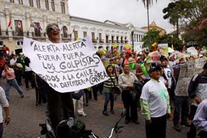 El pueblo aclama al presidente Correa, rescatado tras 12 horas de secuestro