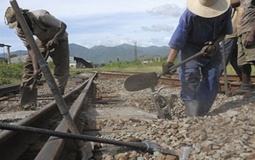 Brigadas pinareñas trabajan en mejoramiento de vía férrea