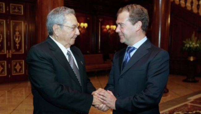 Medvédev aboga por consultas regulares entre Rusia y Cuba