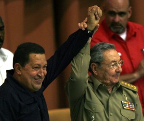 Raúl rinde homenaje a Chávez en Santiago de Cuba