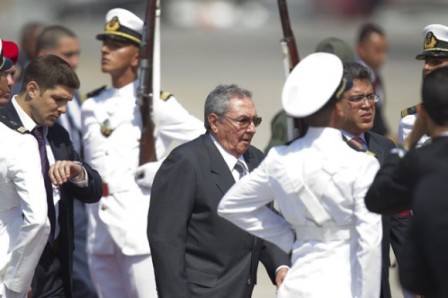 Llegó Raúl Castro a Venezuela para tributo a Chávez